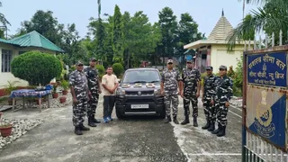 SSB की महिला विंग सहित 6 सदस्यीय टीम को मिली बड़ी कामयाबी, नेपाल बॉर्डर पर कार से बरामद किए लाखों रुपये।