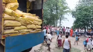 पुलिस ने ट्रक को किया जब्त।