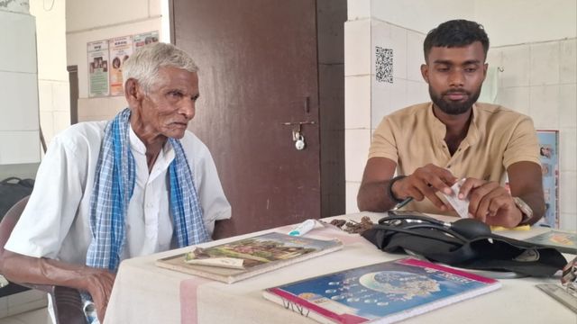 Saran News: एपीएचसी नरहरपुर में डॉक्टर गायब, मोबाइल पर चल रहा मरीजों का इलाज
