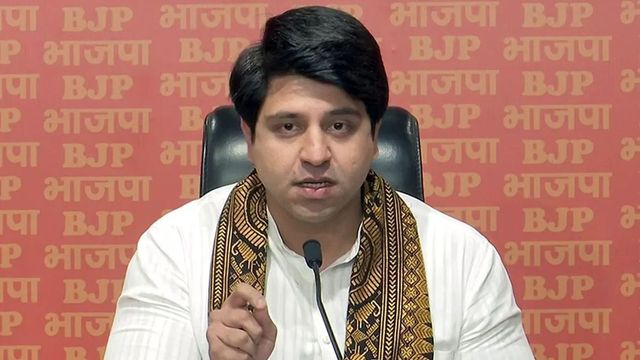 'ये गाली-गलौज और टुकड़े-टुकड़े वाले भाईजान', अलीगढ़ में कांग्रेस नेताओं के बीच मारपीट में कूदे शहजाद पूनेवाला