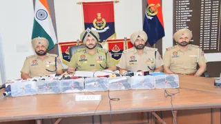 जानकारी देते हुए पुलिस कमिश्नर गुरप्रीत सिंह भुल्लर।