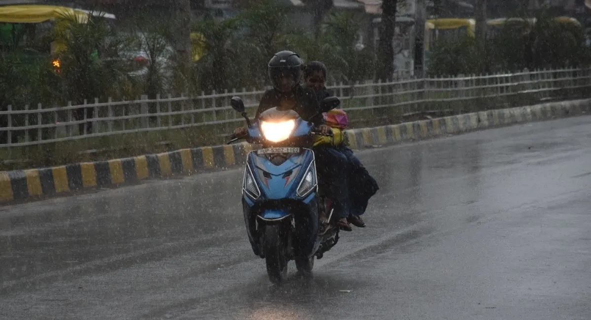 UP Weather Today: लखनऊ-गोरखपुर सहित 60 जिलों में झमाझम बारिश से 7 डिग्री तक गिरा पारा, लू का असर खत्म