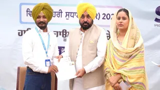 संगरूर में सीएम भगंवत मान व उनकी पत्नी डॉ. गुरप्रीत कौर।