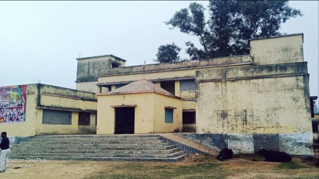बक्सर में जनता के पैसे की बर्बादी: भूसाघर में तब्दील हुआ पंचायत भवन, खिड़की-दरवाजे टूटे; बना जुआरियों का अड्डा
