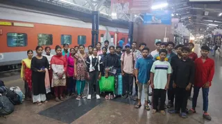 रेस्क्यू के बाद ट्रेन से झारखंड के लिए रवाना