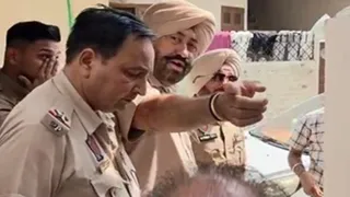 घटना के बाद पहुंची पुलिस जांच करते हुए।