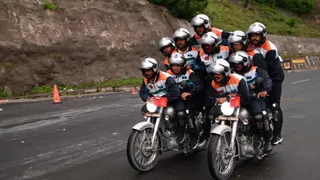 सेना के कोर सिग्नल्स के 10 जवान विश्व रिकार्ड बनाने के लिए दो मोटरसाइकिलों पर सवार होकर अटल टनल में जाते हुए
