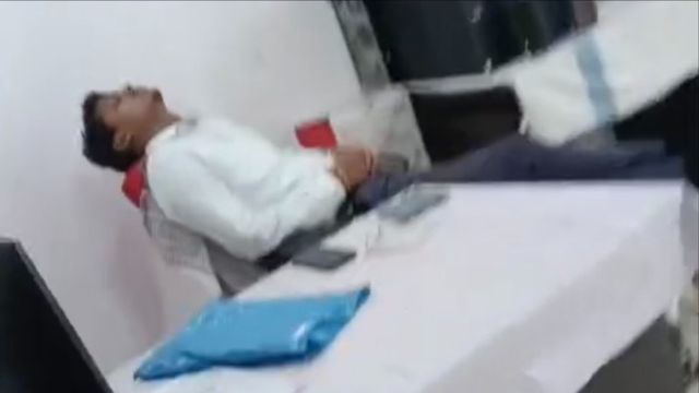 जमुई में सिविल सर्जन की रेड के अगले ही दिन चकाई रेफरल अस्पताल में ताला, ड्यूटी के समय सोते दिखे स्वास्थ्य कर्मी
