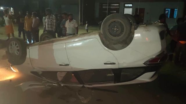 कौशांबी में डिवाइडर से टकराकर पलटी तेज रफ्तार कार, 12 लोग जख्मी
