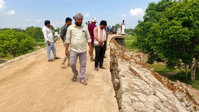 पहली बरसात में ही धंस गया लोहरदगा का बंडा पुल का गार्डवाल, गुणवत्ता पर उठे सवाल
