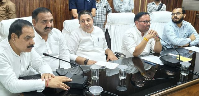 'अगर नेता बनना है तो इस्तीफा दे दो...' ऊर्जा निगम के चीफ इंजीनियर पर भड़के कैबिनेट मंत्री