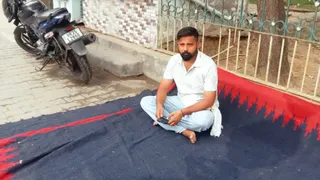 धरने पर बैठे नगर पार्षद।