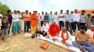 जाफरपुर में पुल का शिलान्यास करते सदर विधायक राजेंद्र कुमार मौर्य