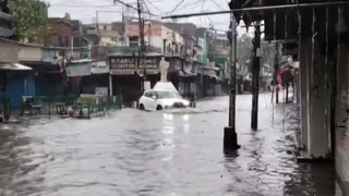 पंजाब के पठानकोट में बारिश के बाद सड़क पर एकत्रित पानी।