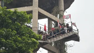 टंकी पर चढ़े पावर कॉम कर्मचारी।