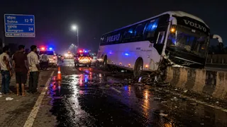 टक्कर इतनी जोरदार थी कि बस की ईंधन टंकी फट गई और पूरा डीजल एक्सप्रेसवे पर फैल गया। एआई इमेज