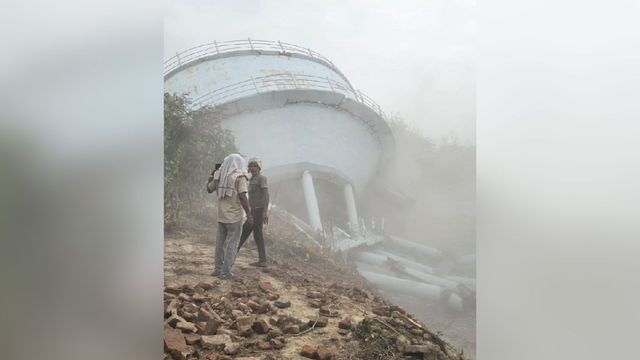 औरैया में 56 सेंटीमीटर झुकी पानी की टंकी ढहाई गई, 20 घंटे में प्रशासन ने किया ध्वस्त
