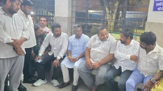 बिष्टुपुर पार्वती घाट में हिमांशु के पिता अरविंद सिंह के साथ झामुमो विधायक सोमेश सोरेन, समीर मोहंती व संजीव सरदार।