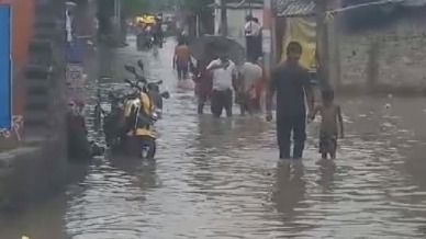 शाहजहांपुर में पहली बरसात में ही जलमग्न हुआ कोरोकुइयां गांव, घरों और गलियों में घुसा पानी
