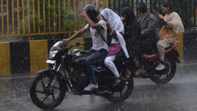 जम्मू-कश्मीर में बारिश के बाद उमस ने छुड़ाए पसीने, कठुआ में 35 डिग्री रहा तापमान
