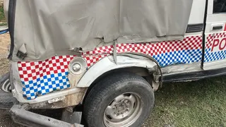 आरोपितों ने ट्रैक्टर से पुलिस की जिप्सी को सीधी टक्कर मारी।