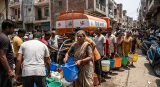 बाहरी दिल्ली के करण विहार इलाके में पानी के लिए तरसे हजारों लोग।