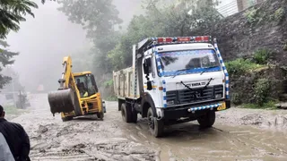 बदरीनाथ हाईवे पर गुलाबकोटी में जेसीबी मशीन से मलबा हटाते कर्मी। जागरण