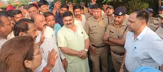 प्रियंका वाड्रा की जेठानी को फार्म पर कब्जा दिलाने पहुंचे बेहड़ ने दी आत्मदाह की चेतावनी। जागरण
