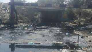 सारंग रोड अंडरब्रिज के नीचे भरा सीवर का पानी। यहां से कई क्षेत्रों की पेयजल लाइन होकर गुजरती है। जागरण