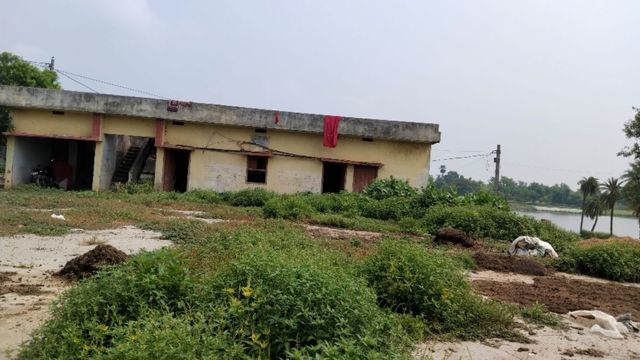 दरभंगा के केवटी में बाढ़ आए तो कहां जाएंगे लोग? शरणस्थली बनी भूसा और गोबर रखने की जगह
