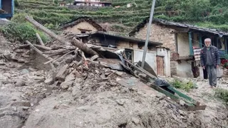 ज्योतिर्मठ के पगनों गांव में भूस्खलन की चपेट में आया भवन।