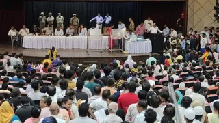 अपने घर का सपना साकार होने पर झूमे लाभार्थी। जागरण