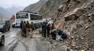 लाहुल के म्याड़ नाला में एचआरटीसी कंडक्टर की पत्थर लगने से मौत हो गई। (फोटो एआई से बनाई है)