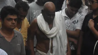 हिमांशु की अंतिम यात्रा में शामिल होने के दौरान फफक फफक कर रोते दादा।