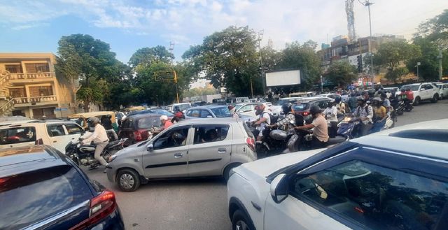 मोहाली फेज-4-5 चौक पर एक घंटे तक जाम में फंसे लोग, पिछले पांच दिनों से ट्रैफिक लाइटें काम नहीं कर रही
