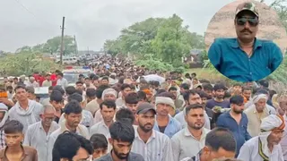 इंसेट में पूर्व दस्यु जगन गुर्जर का फाइल फोटो और अंतिम यात्रा में उमड़ी भीड़।
