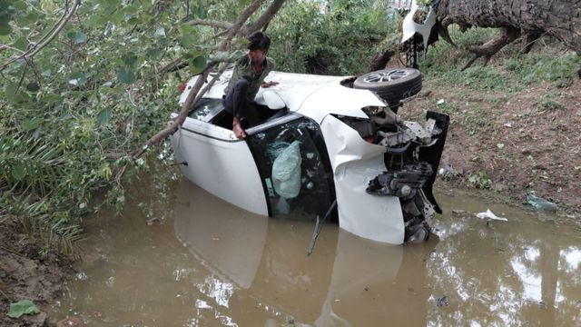 जमुई-लखीसराय मार्ग पर हादसा: झपकी आने से नहर में गिरी अधिकारी की कार, सिर में ब्लड जमने से हालत गंभीर
