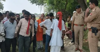 ग्रामीणों से मामले की जानकारी लेते सीओ सुरेश कुमार मलिक। जागरण