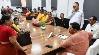 मुजफ्फरपुर में पदाधिकारियों के साथ बैठक करते कुलपति। जागरण
