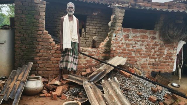 रामगढ़ में हाथियों के झुंड का आतंक, घर को पूरी तरह किया ध्वस्त; ग्रामीणों में दहशत
