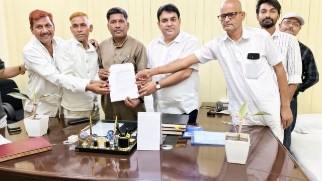 गोपालगंज: सासामुसा चीनी मिल बचाने की उम्मीद पर स्क्रैप कटाई का साया, आंदोलन की राह पर किसान
