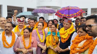 सोलन नगर निगम में जीत के बाद मेयर व अन्य भाजपा प्रदेश अध्यक्ष डॉ. राजीव बिंदल के साथ। जागरण