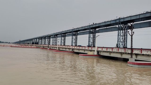 सुपौल: लाखों लोगों का सुरक्षा कवच कोसी बराज होगा मजबूत, ₹20.68 करोड़ में 56 गेटों पर चल रहा मरम्मत का काम
