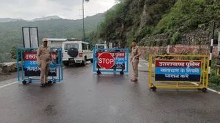 पुल के अभाव में सौंग नदी को जान जोखिम में डालकर नदी पर करते ग्रामीण। सुधि पाठक