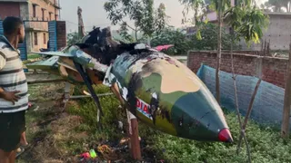 तेजस के जले मॉडल को देखते लोग। जागरण