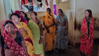 ट्रेन के आगे कूदा मजदूर