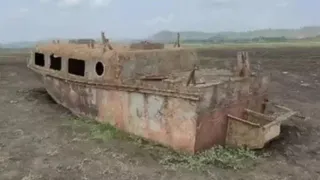 जलस्तर घटने के बाद सामने आई मोटरबोट।