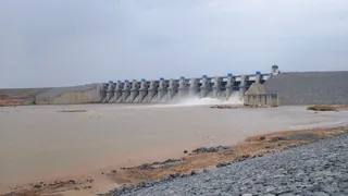 सोनभद्र में भारी बारिश से कनहर बांध का जलस्तर बढ़ा, सुरक्षा के लिए तीन गेट खोले गए।