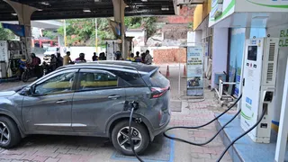 दिल्ली के पेट्रोल पंपों में लगेंगे ईवी चार्जिंग स्टेशन। फोटो: जागरण