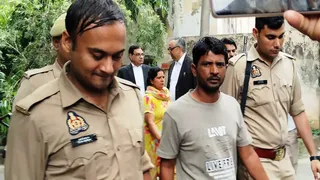 मुजफ्फरनगर में होमगार्ड की हत्या के दोषी को फांसी की सजा मिलने के बाद अभिरक्षा में लेकर जाती पुलिस। जागरण